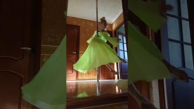 Шоу на пилоне.Танец на пилоне в платье. смотреть онлайн