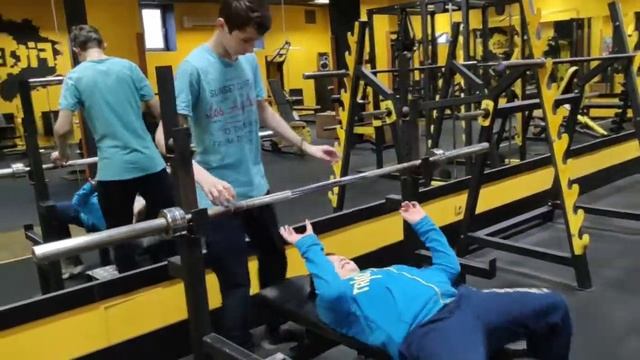 benchpress battle 9yo boy VS 14yo смотреть онлайн