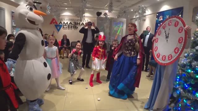 Новогодний детский утренник.mp4