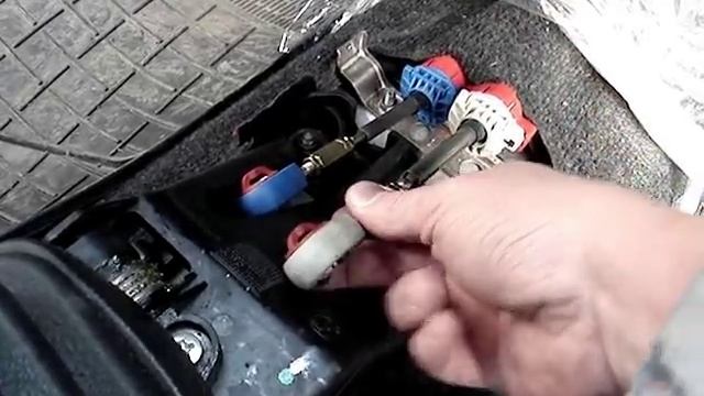 Suzuki Wagon R+ sebváltó és kuplung bovden kenése/Lubrication of gearbox and clutch cable смотреть онлайн