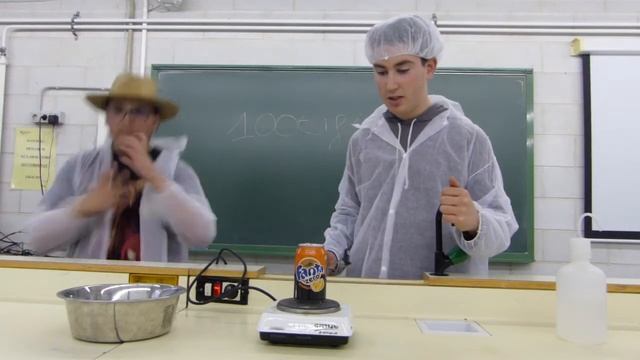 La llauna esclafada per la pressió - Concurs Ciencia Clip смотреть онлайн