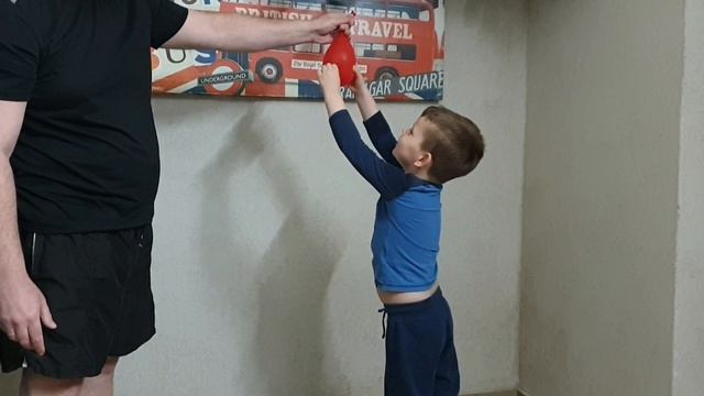 Лопание шариков с разными начинками,кетчуп,кола,конфетти- popping balls with surprises смотреть онлайн