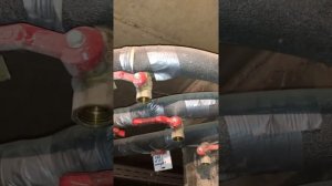 Почему у нас холодные полотенцесушители и долго сливается холодная вода из крана ГВС