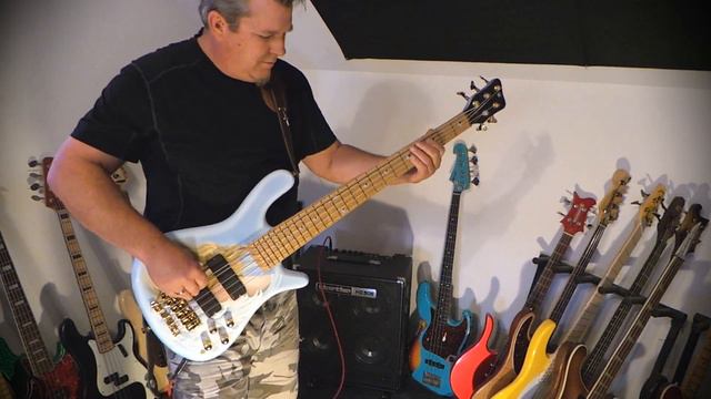 Hartke HD508 Combo Amp - Low B Test - Warwick SS1 - Andy Irvine смотреть онлайн