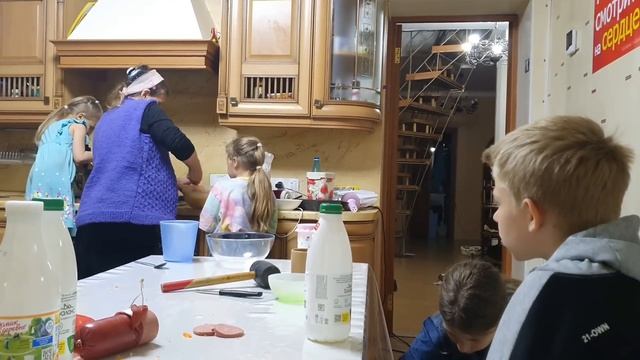 Джек рассел играет с детьми. Будни многодетной семьи... смотреть онлайн