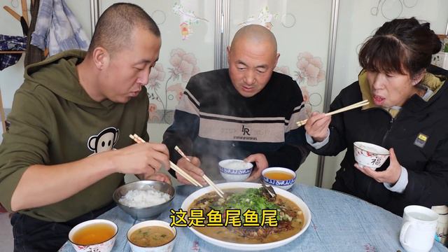 【百味大彭】花42块钱炖上一条6斤大鱼，满满一大锅，汤浓味美，爸妈直夸好吃 смотреть онлайн
