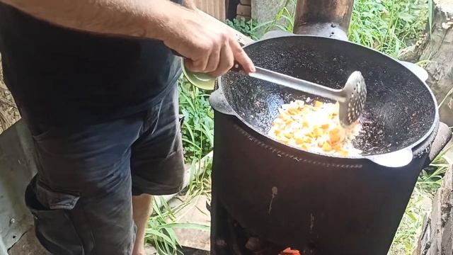 ТУШЕНАЯ КУРИЦА С ФАСОЛЬЮ В КАЗАНЕ.КУРИЦА С ОВОЩАМИ В КАЗАНЕ НА КОСТРЕ. #59 смотреть онлайн