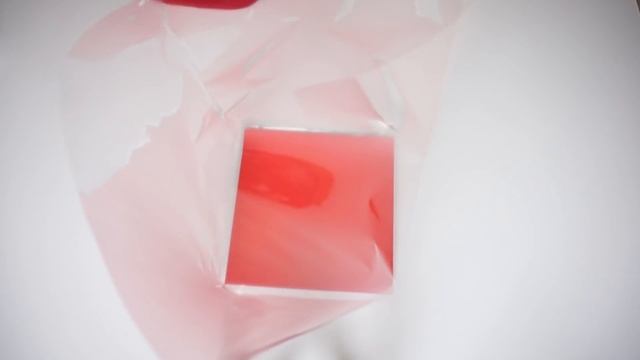 Как упаковать подарок в прозрачную плёнку I Как упаковать готовое изделие в слюду смотреть онлайн