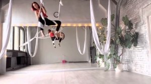 Акробатика на гамаке. Проворот на сильных руках