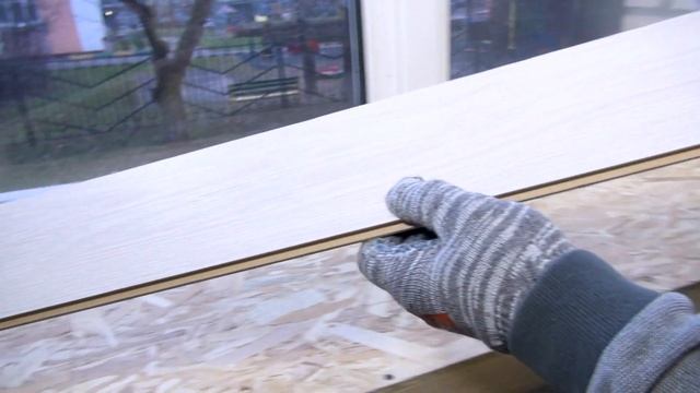 Устанавливаем подоконник! Для монтажа используем клей на основе гибридных полимеров и клей-пену KUD смотреть онлайн