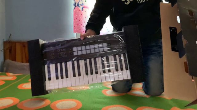 Novation Launchkey 37 MKIII MIDI controller keyboard Unboxing смотреть онлайн