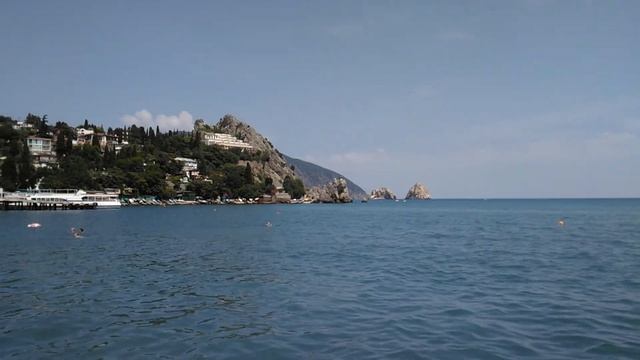 Панорама пляжа в Гурзуфе. 17 июля 2017 г. Crimea. смотреть онлайн