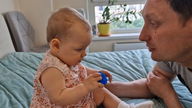 Папа голодный, нужно покормить) Ксюне 10 мес. (31 мая 2023) смотреть онлайн