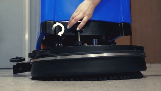 Регулировка щеточного узла - фрагмент видео-инструкции к поломоечной машине МЕТЛАНА М50 смотреть онлайн