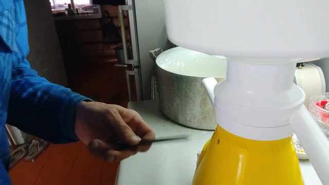 С дренажа сепаратора бежит молоко. Сборка сепаратора и сепарирование. смотреть онлайн