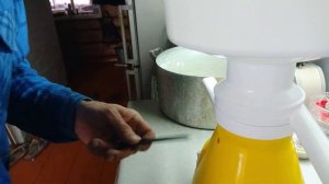 С дренажа сепаратора бежит молоко. Сборка сепаратора и сепарирование.