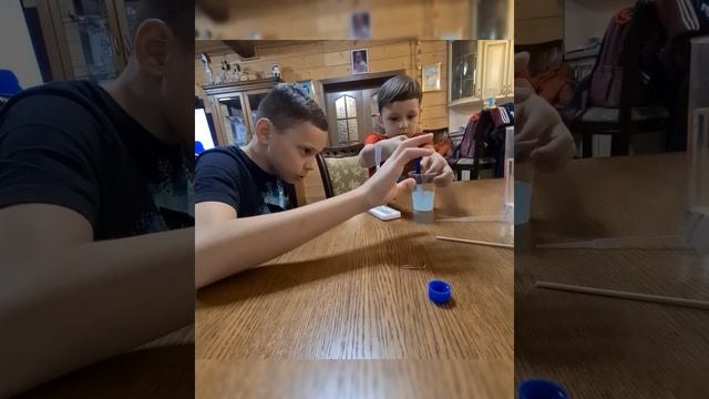 Проводим опыт Чистая вода с Костей и Кириком. смотреть онлайн