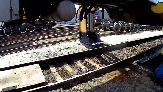 Замена колёсной пары на двухэтажном вагоне. смотреть онлайн