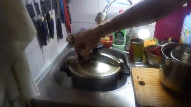 Как выпустить пар из скороварки. смотреть онлайн