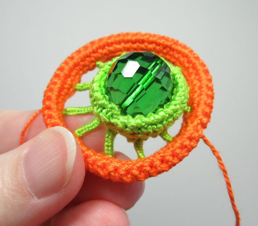 Сделала яркую серединку из вязаного крючком жгута для крупного цветка смотреть онлайн