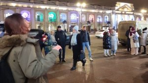 Уличные музыканты, солист Даниил и группа «Шумные соседи» устроили классную вечеринку на Невском...