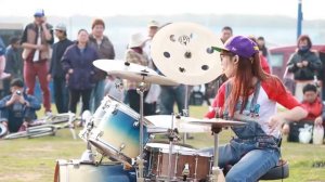 S. White.  Барабанщица-виртуоз из Тайваня. 羅小白   爵士鼓 羅仕茹(羅小白)  นางฟ้าตีกลอง