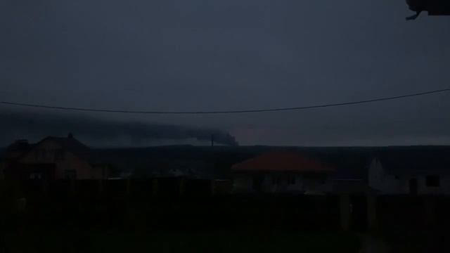 Также появилось видео из Белгородской области пос. Октябрьский на котором виден сильный дым. смотреть онлайн