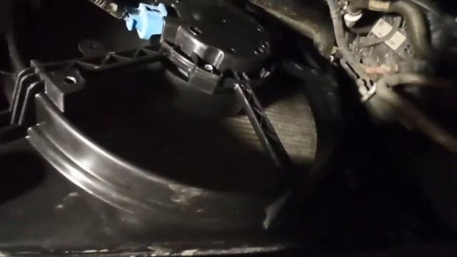 Работа вентилятора охлаждения Валее-95 при работающем двигателе и после его выключения (вид снизу) смотреть онлайн