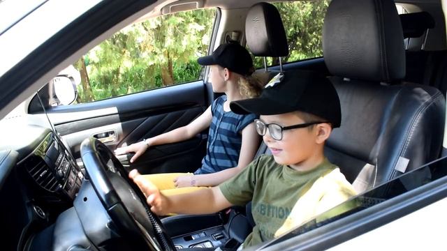 Играю биг бейби тейпа на рулю полицейской машини