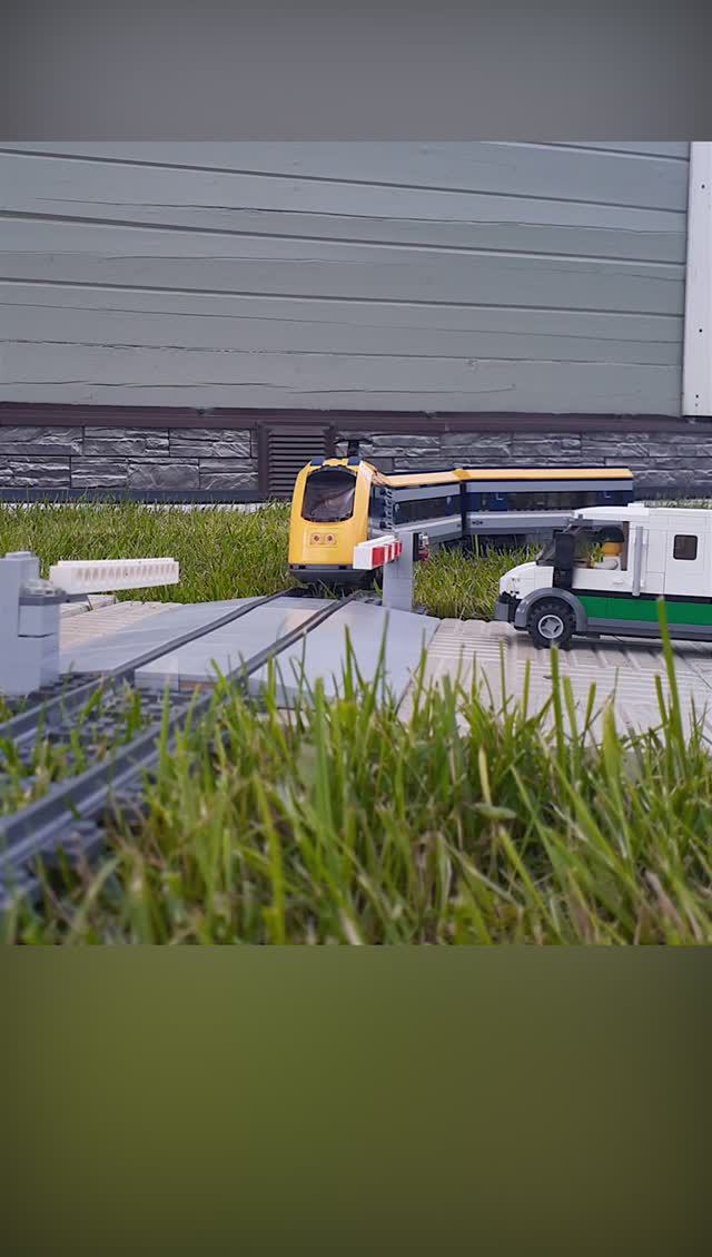 Игрушечный железнодорожный переезд #shorts