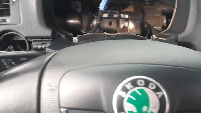 Шкода а5 светится лампа ручника. Одна из причин. смотреть онлайн