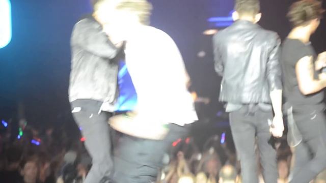 one direction dancing la macarena - Barcelona (22/05/13) смотреть онлайн