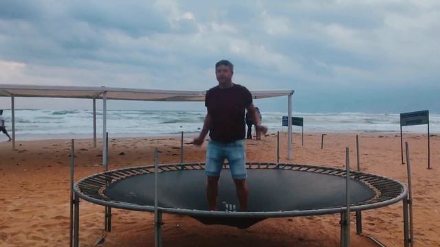 СЧАСТЬЕ ЕСТЬ: ПРЫГАЕМ НА БАТУТЕ НА МОРЕ. смотреть онлайн