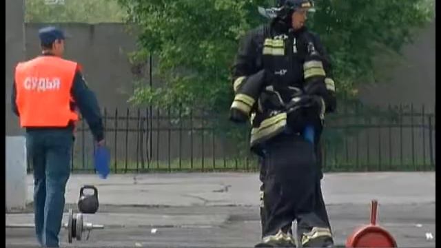 Пожарный кроссфит. В Челябинске выбрали самого быстрого сотрудника МЧС