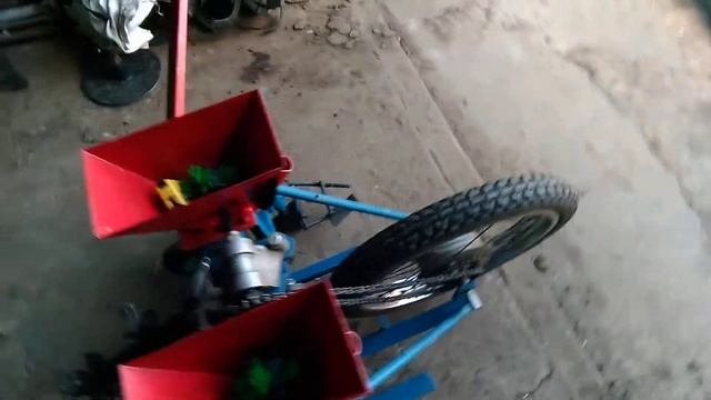 Самодельная сеялка для посева кукурузы. смотреть онлайн