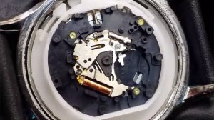 Замена батареек в кварцевых часах