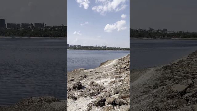 Такие большие насыпи из камней на пляже ОСТРОВ Хортица ЗАПОРОЖЬЕ смотреть онлайн