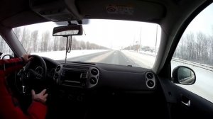 Полный привод. Фольксваген Тигуан на зимней дороге.