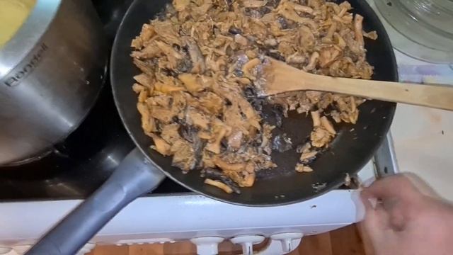 ЛИСИЧКИ И ОПЯТА В СМЕТАНЕ! Грибы жареные. Дикая Кухня Аборигена. смотреть онлайн