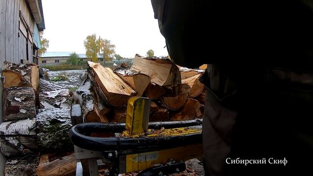 Жизнь в деревне. Колим дрова в снег и дождь смотреть онлайн