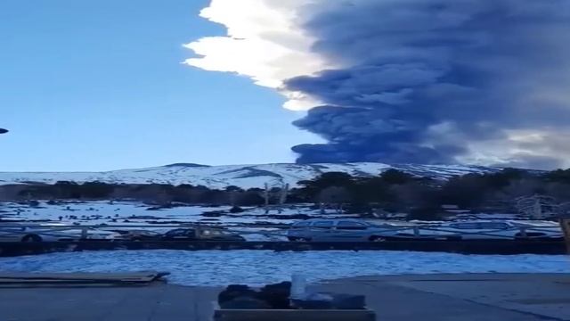 Explota Etna. Mira así fue esta gran Explosión del Volcán Etna, Sicilia. смотреть онлайн