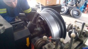 Правка литых дисков на станке.