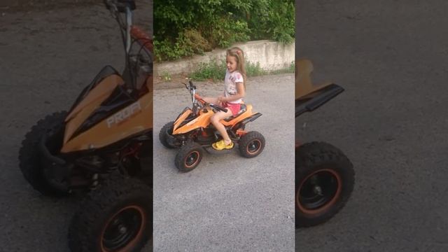 Девочка 6 лет на детском квадрацикле. смотреть онлайн
