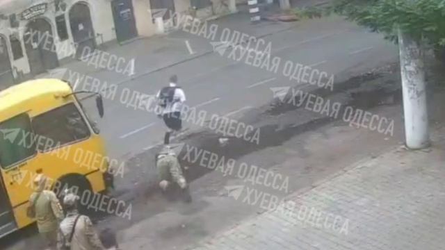 ТЦКшник лох vs паренёк красава😂 смотреть онлайн