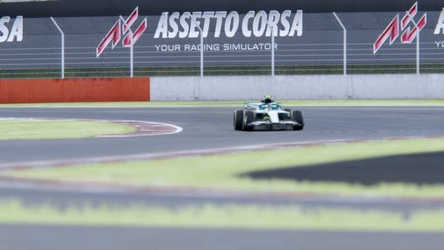 Aston Martin F1 2022 vs Aston Martin Valkyrie AMR Pro 2022 at Silverstone смотреть онлайн