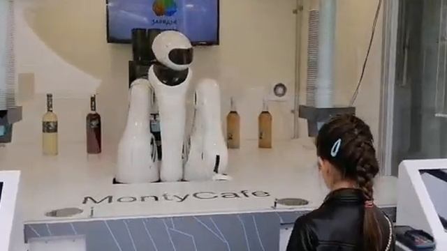Робот-бариста в парке «Зарядье» смотреть онлайн