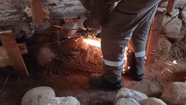 Опалубка для фундамента из камня. Песок для засыпки. Ремонт. Дом в деревне. смотреть онлайн