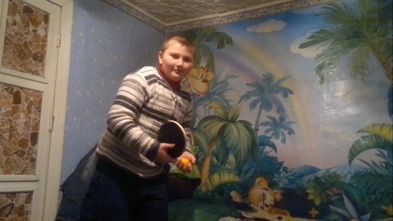 Брат бьёт мяч для настольного тенниса о стену смотреть онлайн