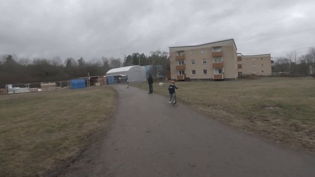 Vilmer testar nya sparkcykeln смотреть онлайн