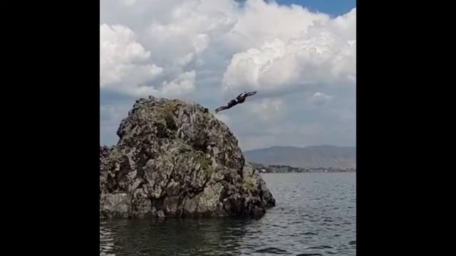 Прыжок в воду с 25 метров 😬 смотреть онлайн